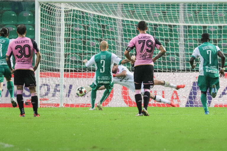 Tito salva l’Avellino dagli undici metri. A Palermo è 1 a 1