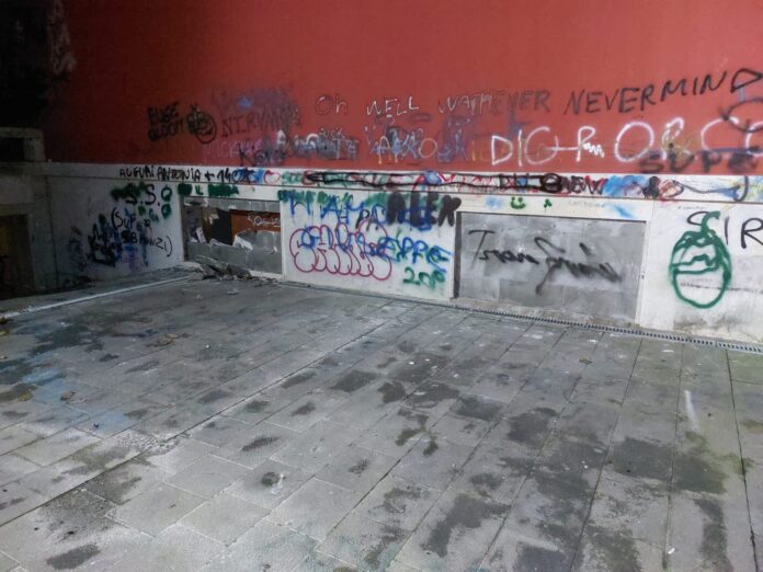 Vandali distruggono mura eliseo