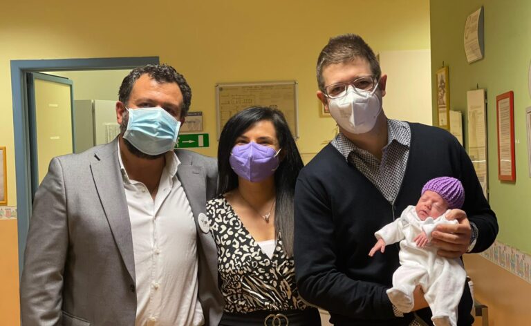 VIDEO-FOTO/ “Grazie per aver compiuto il miracolo”: Angelo, il piccolo guerriero, torna a casa nel giorno dei Nati Prematuri