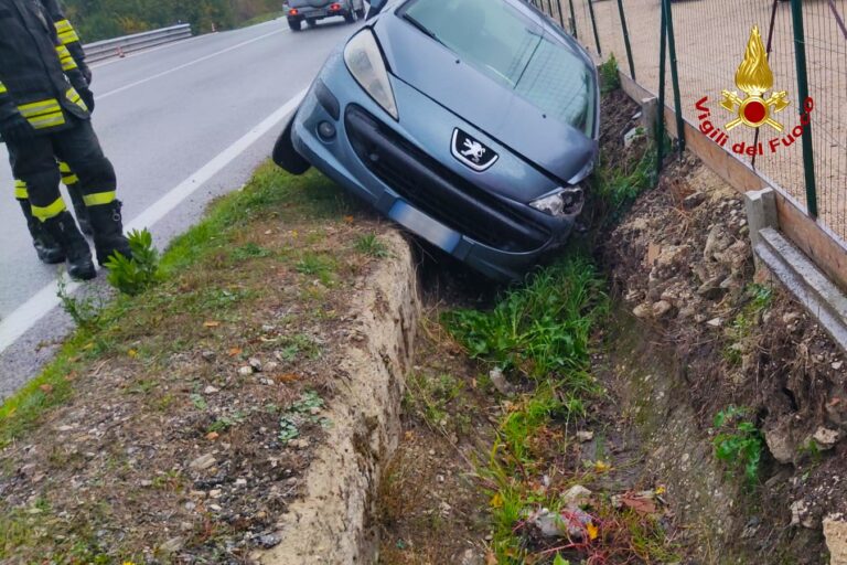 Pratola Serra, auto sbanda e finisce fuori strada: intervengono i Vigili del Fuoco
