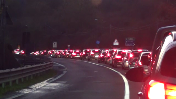 Ofantina da incubo, traffico paralizzato per il cantiere sul ponte a Manocalzati/VIDEO