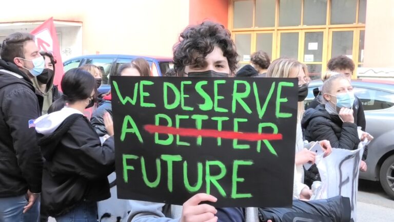 VIDEO-FOTO/ Studenti in piazza ad Avellino: “Chiediamo un nuovo modello di scuola e di città”