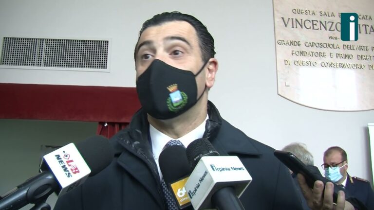 VIDEO/ “Evidente che si tratta di idioti, chi assiste denunci”. Scritte no vax, l’appello del sindaco Festa