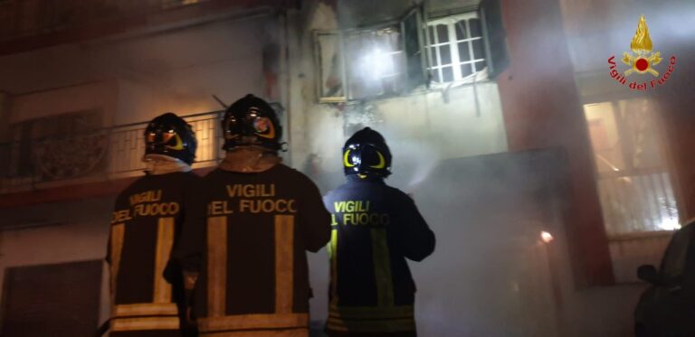 Auto incendiata a Solofra, la testimonianza: “Svegliati da fuoco e fumo”
