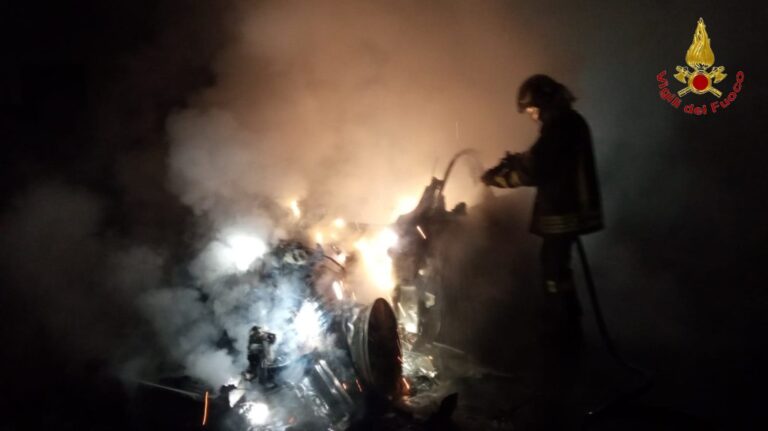 Notte di paura a Solofra, Jaguar in fiamme: indagini in corso
