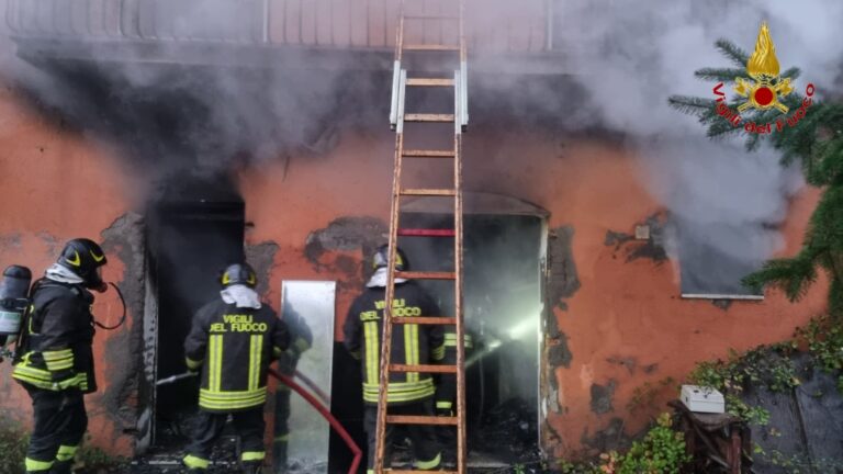 FOTO / In fiamme abitazione a Montefredane, due squadre dei vigili del fuoco per spegnere l’incendio