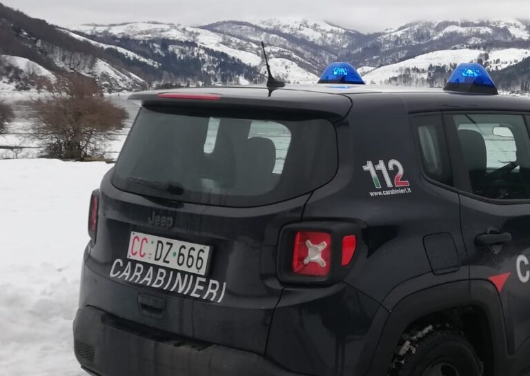 Suv impantanato tra fango e neve sul Laceno: carabinieri salvano 4 giovani