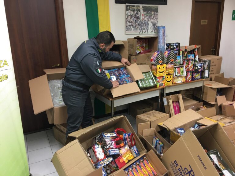 FOTO/ Maxi sequestro di fuochi d’artificio in Irpinia: oltre 100.000 articoli illegali