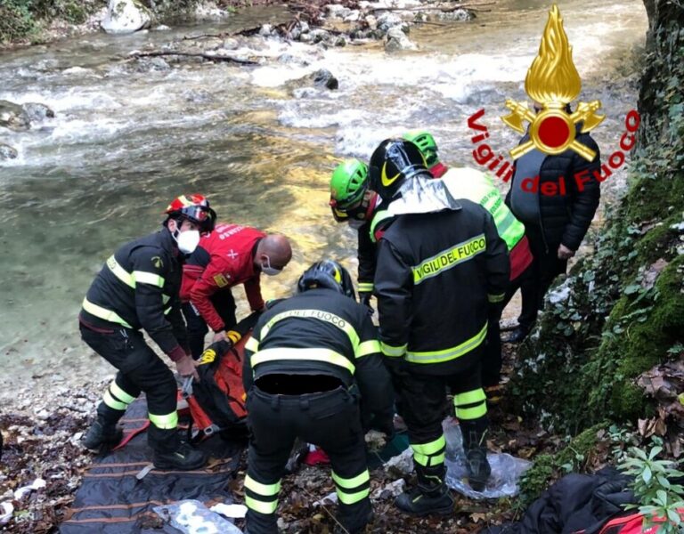 Montella, Varo Della Spina: uomo cade nel fiume Calore