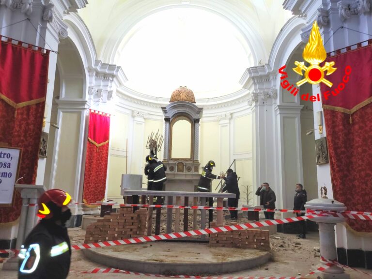 VIDEO / Baiano, chiesa di Santo Stefano: crolla parte del soffitto