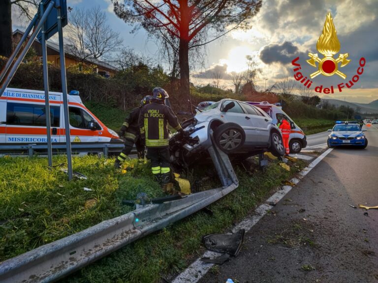 Brutto incidente sul raccordo Avellino-Salerno: auto contro guard-rail, anziano finisce in ospedale
