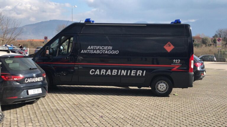 FOTO / Allarme bomba ai Conad: artificieri sul posto