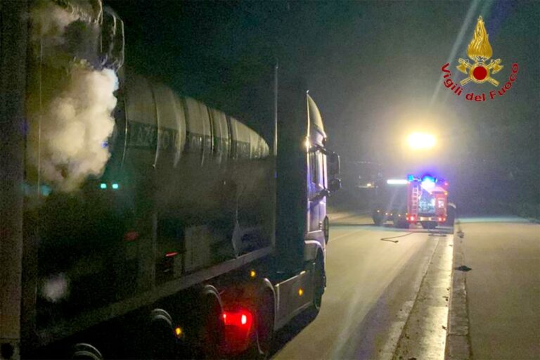 Autocisterna perde gas lungo la Variante a Grottaminarda: caschi rossi e Stradale evitano il peggio