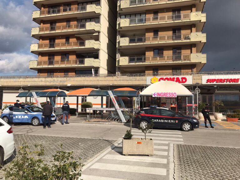 FOTO / Allarme bomba, evacuati i Conad di Avellino e Atripalda: artificieri in arrivo