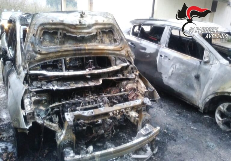 FOTO/ Forino, due auto in fiamme: indagano i carabinieri