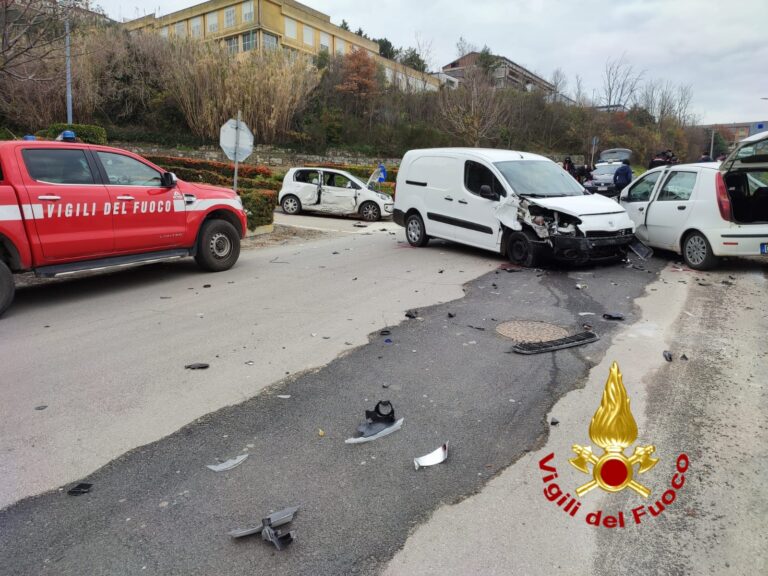 Violento impatto tra due auto e un furgone: in tre all’ospedale