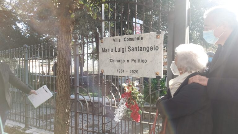 FOTO E VIDEO /  Mercogliano (i bambini ringraziano) onora Mario Santangelo