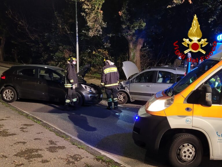 FOTO / Avellino, schianto nella notte tra due auto: un ragazzo in ospedale
