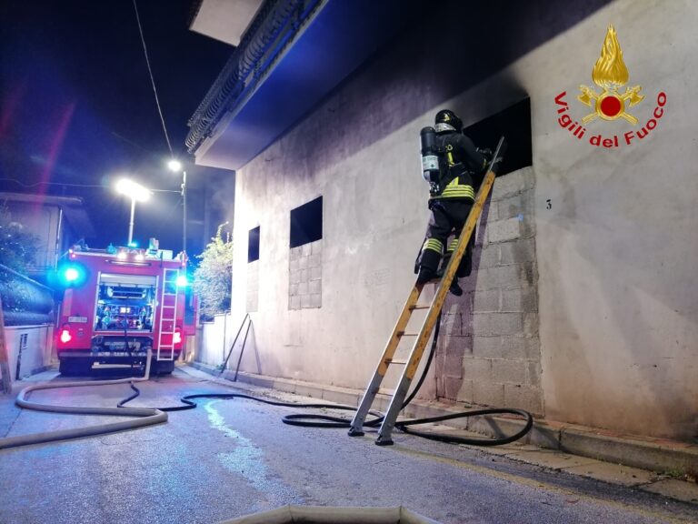 Mugnano del Cardinale: in fiamme due locali di un edificio