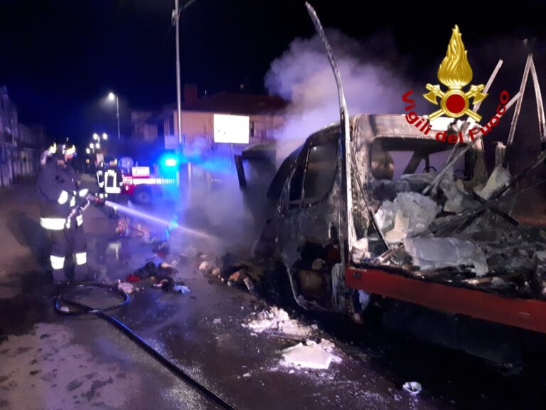 Forino, autocarro in fiamme