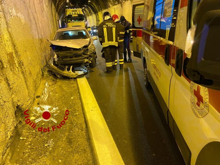 Raccordo Avellino-Salerno, incidente in galleria