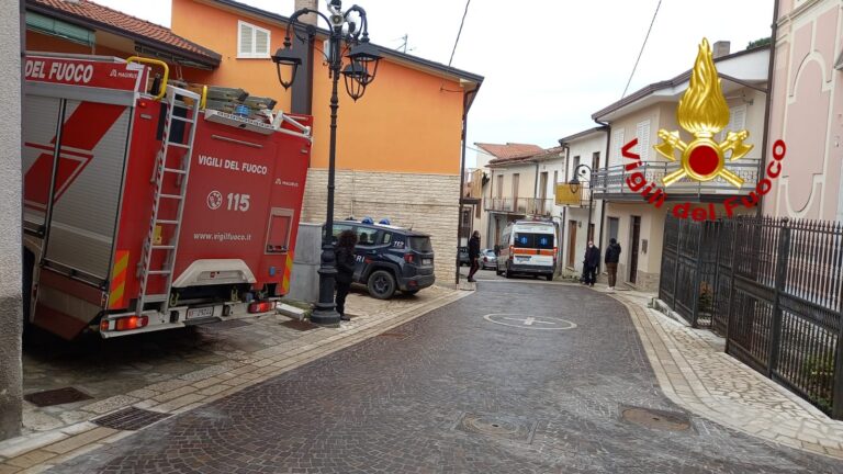 Anziani in difficoltà e soli in casa soccorsi dai caschi rossi: purtroppo un 91enne è stato trovato privo di vita