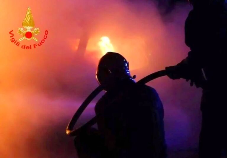Pago del Vallo di Lauro: va a fuoco un’auto in sosta