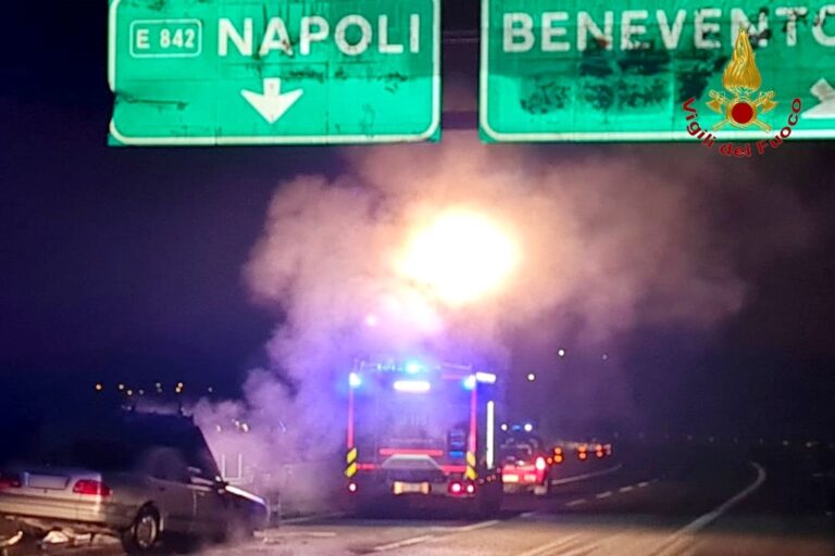 Auto incendiate e finite fuori strada: notte di lavoro per i caschi rossi irpini