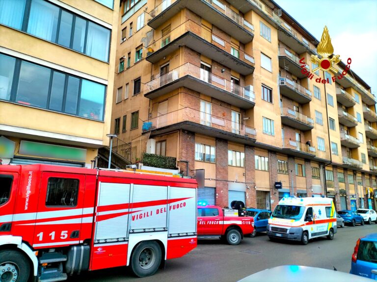Sola in casa, cade e non riesce a rialzarsi: anziana aiutata dai Vigili del Fuoco