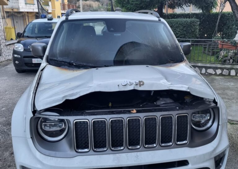 Solofra, in fiamme una Jeep Renegade in sosta: indagini dei Carabinieri