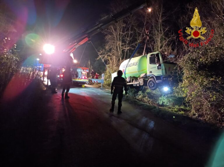 FOTO / Paternopoli, cisterna che trasporta Gpl finisce fuori strada