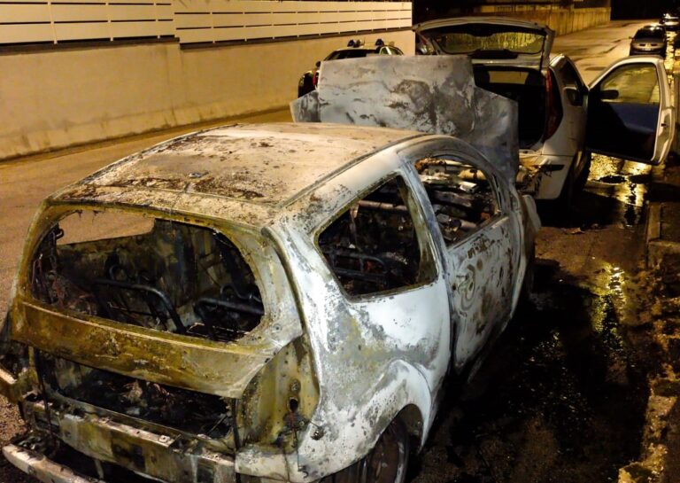 FOTO / Forino, incendio nella notte distrugge auto: indagini in corso