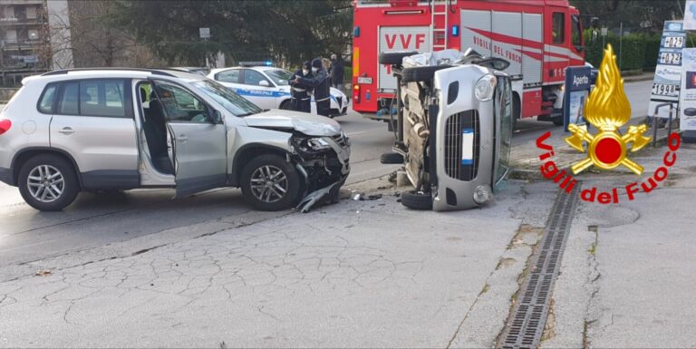 FOTO/ Brutto incidente tra due auto in città: una si ribalta, donna finisce in ospedale