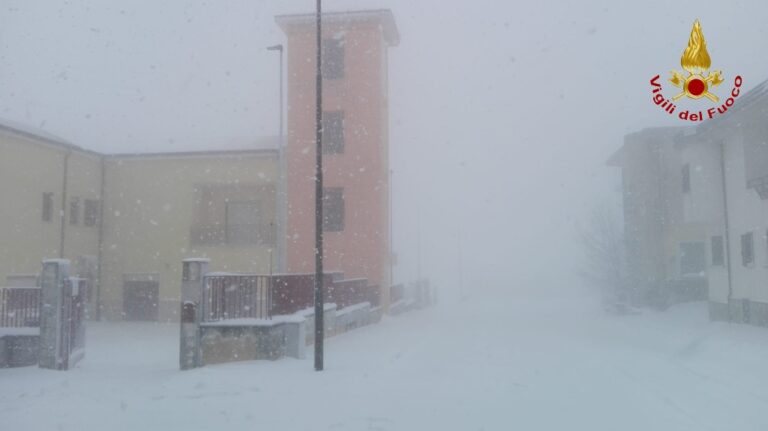 Neve e disagi sulle strade irpine: mezzi pesanti bloccati sull’Ofantina
