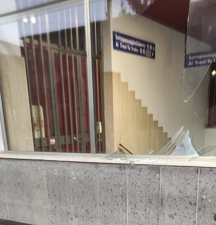 vandali stazione avellino vetrate distrutte