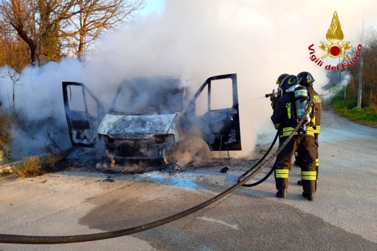 Luogosano, furgone in fiamme: caschi rossi domano l’incendio