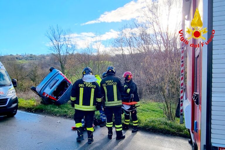 Si scontra con un mezzo dei Vigili del Fuoco: feriti due pompieri e un ragazzo