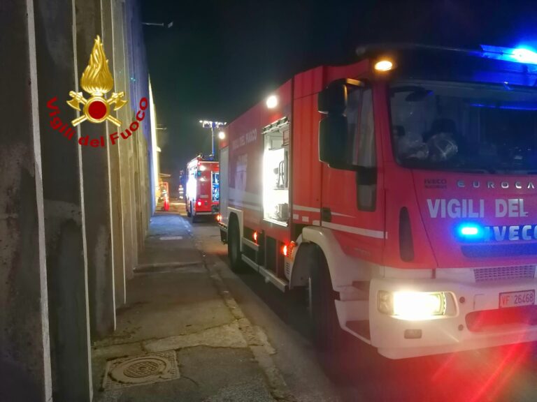 Incendio in un deposito a Pianodardine: due operai intossicati