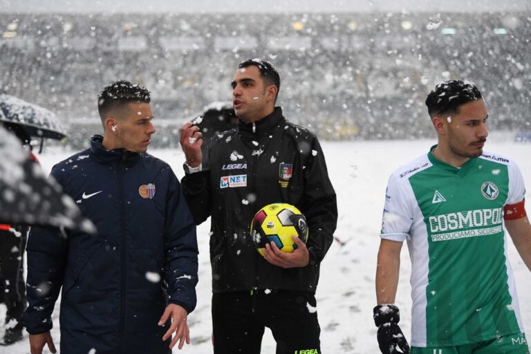 La neve ferma Avellino – Catania, lupi sotto la curva per salutare i tifosi