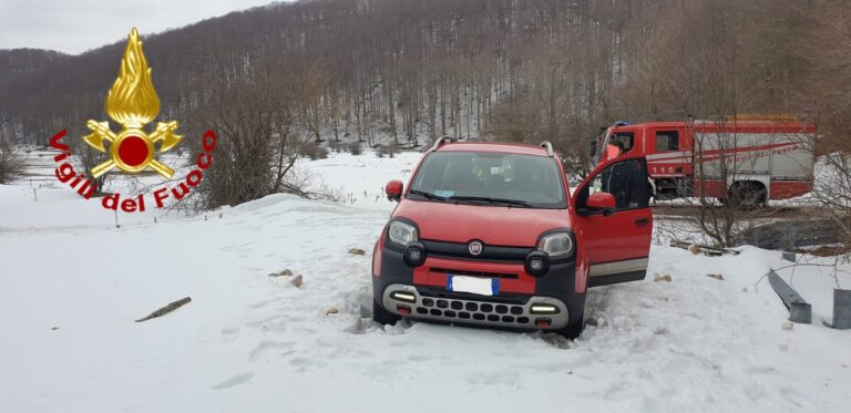Calabritto, auto bloccata nella neve: intervento dei Vigili del Fuoco