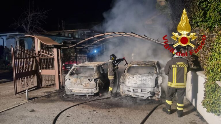 Serino, due auto prendono fuoco in un’area privata