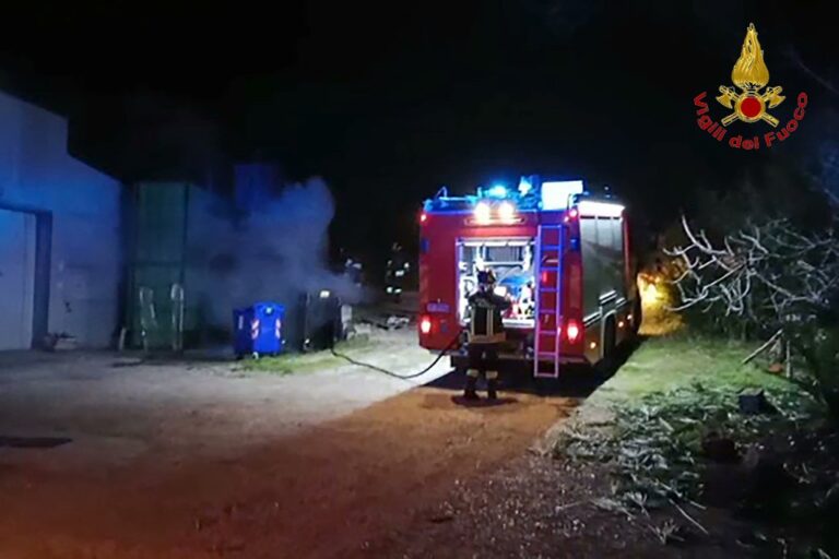 Vigili del Fuoco impegnati questa notte a domare tre incendi