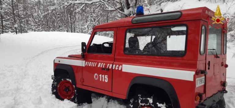 Pietrastornina, Toppo Del Monaco: Vigili del Fuoco recuperano 12 ragazzi intrappolati nella neve