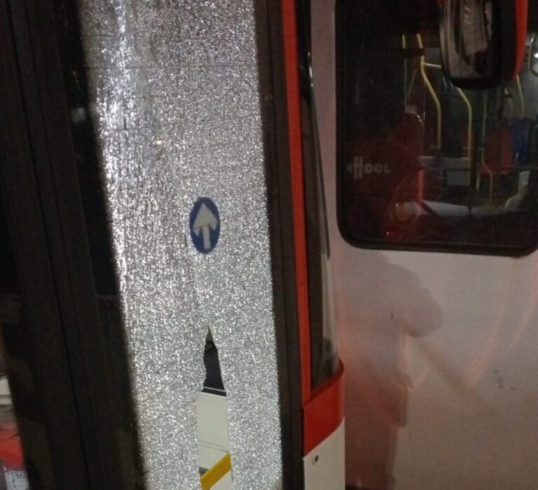 Sasso contro bus dell’Air, in frantumi il vetro: a bordo c’erano 30 passeggeri