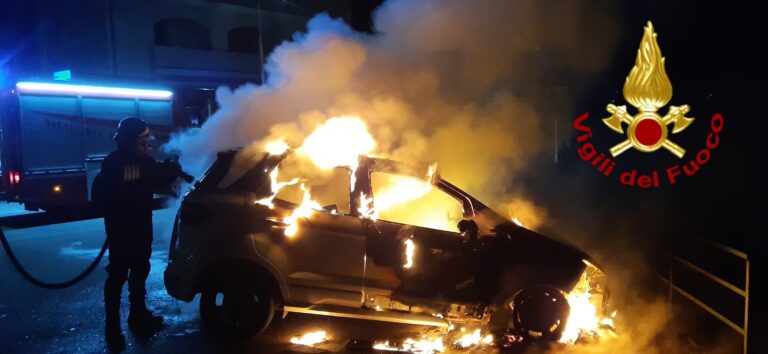 Auto in fiamme nella notte a Summonte: danneggiati anche altri due veicoli
