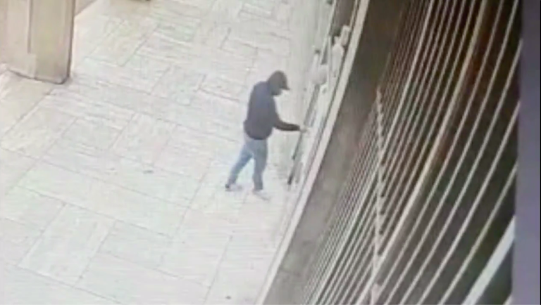 VIDEO/ Ruba carte di credito dalle auto in sosta e poi preleva i contanti: beccato in città dalle telecamere