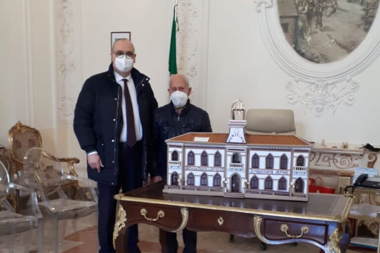 FOTO / Monteforte, il sindaco nella sua stanza espone Palazzo Loffredo in miniatura