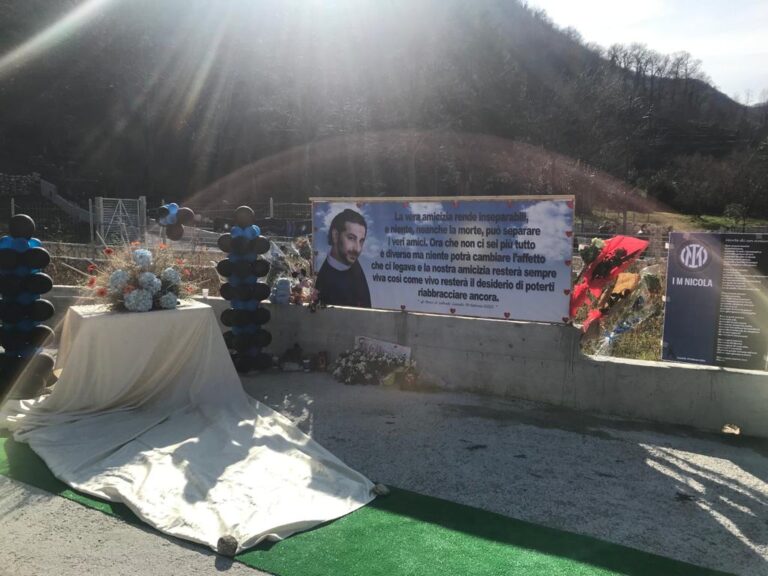 Ioffredo-Castello “bacia” il suo Nik: fiori e palloncini nerazzurri per l’ultimo saluto al 40enne ucciso