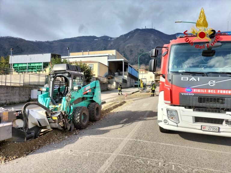 FOTO / Ospedaletto, fuga di gas: vigili del fuoco in azione