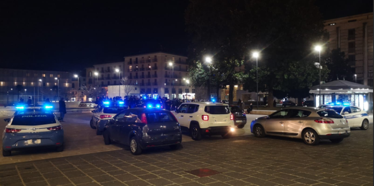 VIDEO-FOTO/ Avellino, sospeso aperitivo no vax a Piazza Libertà